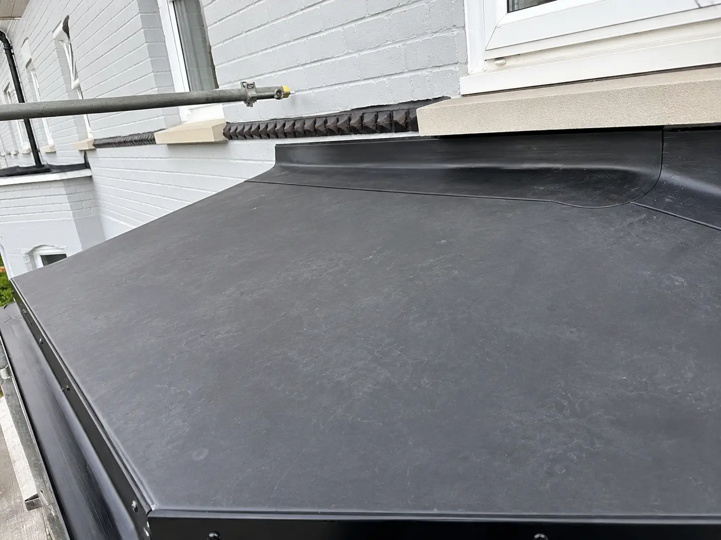 New rubber EPDM flat roof on a rear extension